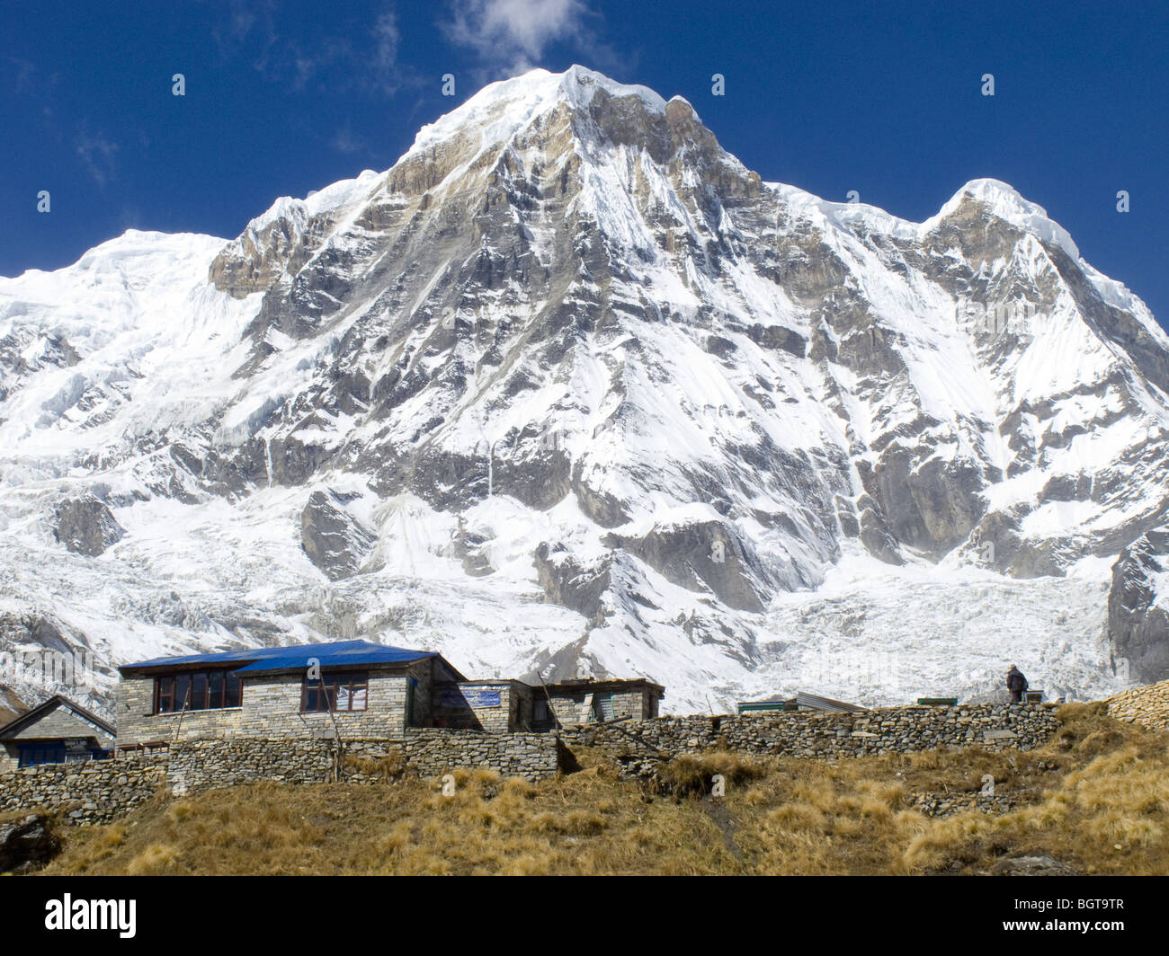 Annapurna Base Camp edifici nella parte anteriore dell'Annapurna South Mountain, Nepal. Foto Stock