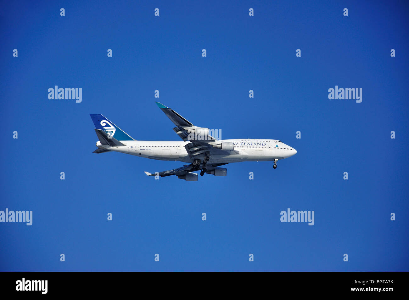 Air New Zealand Boeing 747-400 atterrando all'aeroporto di Heathrow, Greater London, England, United Kingdom Foto Stock