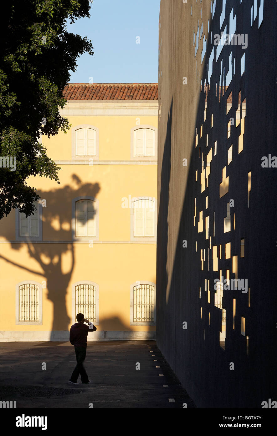 Tea tenerife espacio de las artes, la vista di un uomo in silhouette come egli cammina oltre il muro di cemento Foto Stock