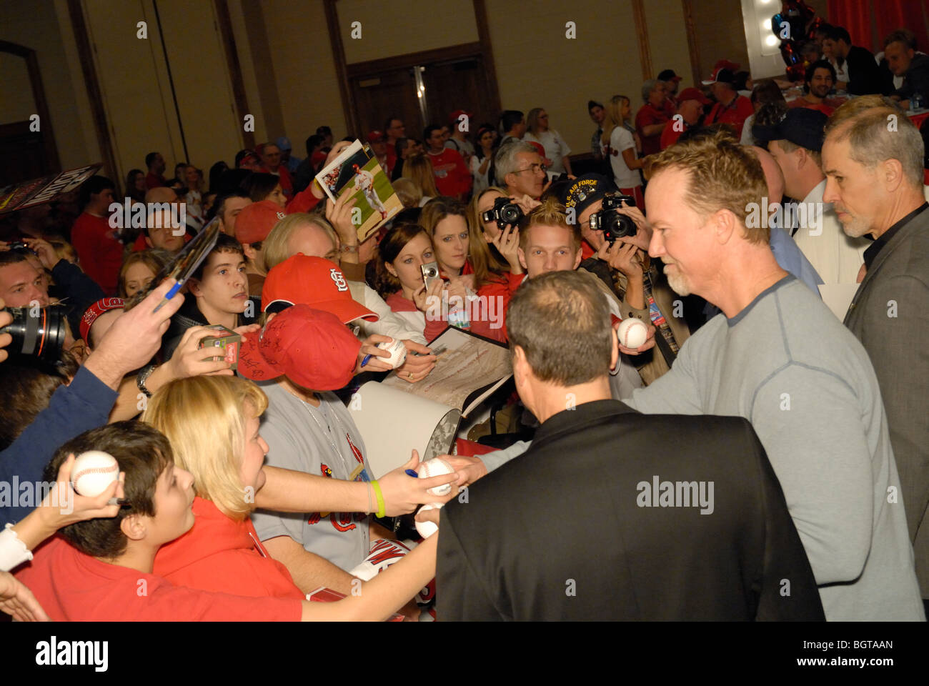 Ventole mob Mark McGwire per il suo autografo, dopo aver parlato di scuse per l'uso di steroidi. Foto Stock