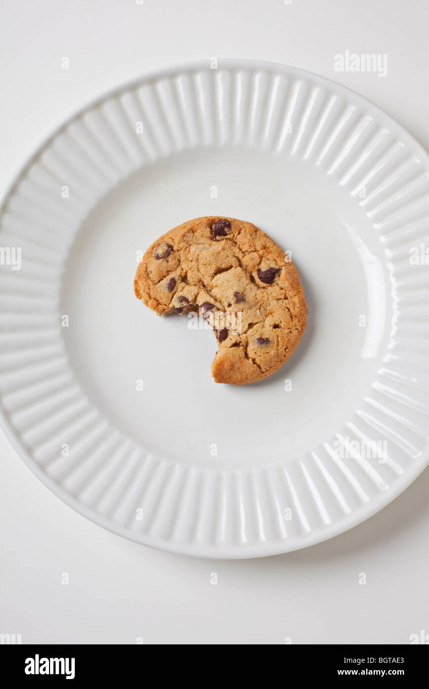 Cookie unico sulla piastra bianca Foto Stock