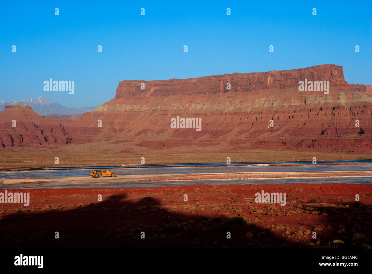 Vista sulla canna da zucchero Creek miniera di sali di potassio di evaporazione di acqua stagni blu vicino a Moab, Utah, Stati Uniti d'America Foto Stock