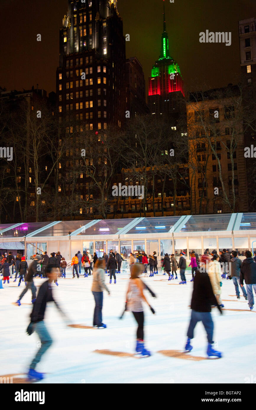 Pista di pattinaggio in Bryant Park a Manhattan, New York City Foto Stock