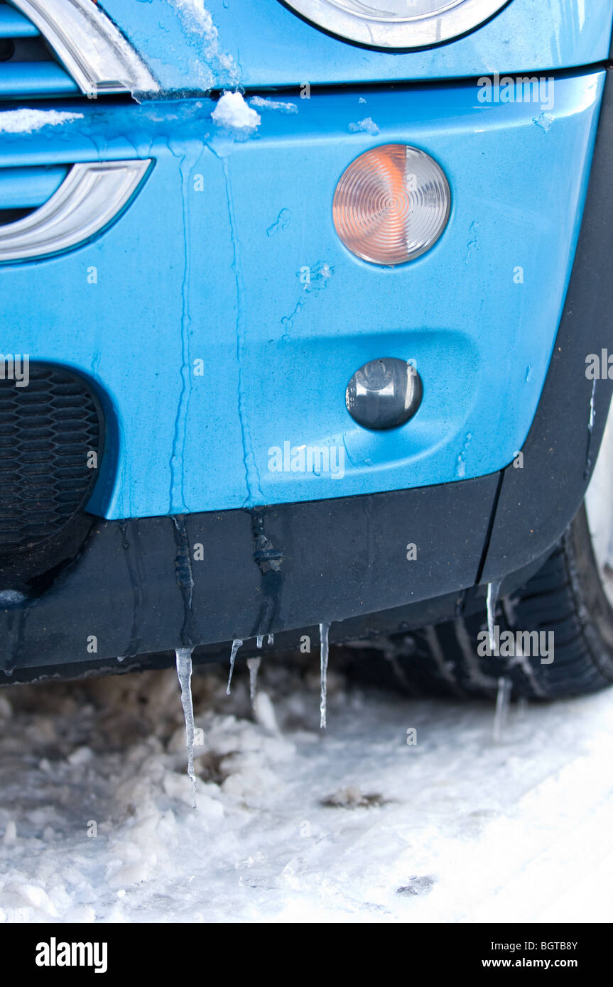 Paraurti anteriore o sul parafango e luce di testa di un azzurro BMW mini con icicals formando. Foto Stock