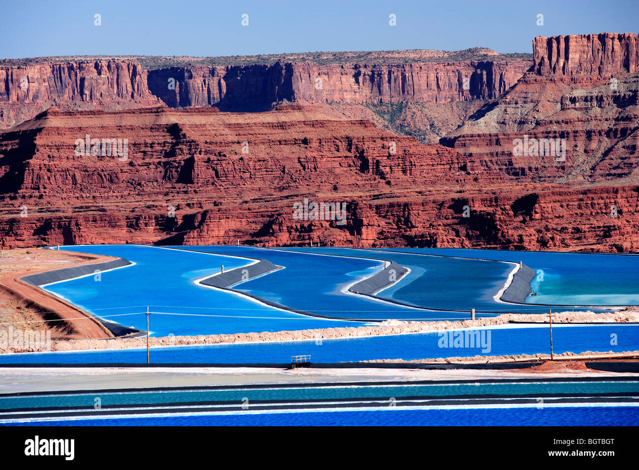 Scena che si affaccia sulla insenatura di canna blu Creek miniera di potassio evaporazione dell acqua stagni vicino a Moab, Utah, Stati Uniti d'America Foto Stock