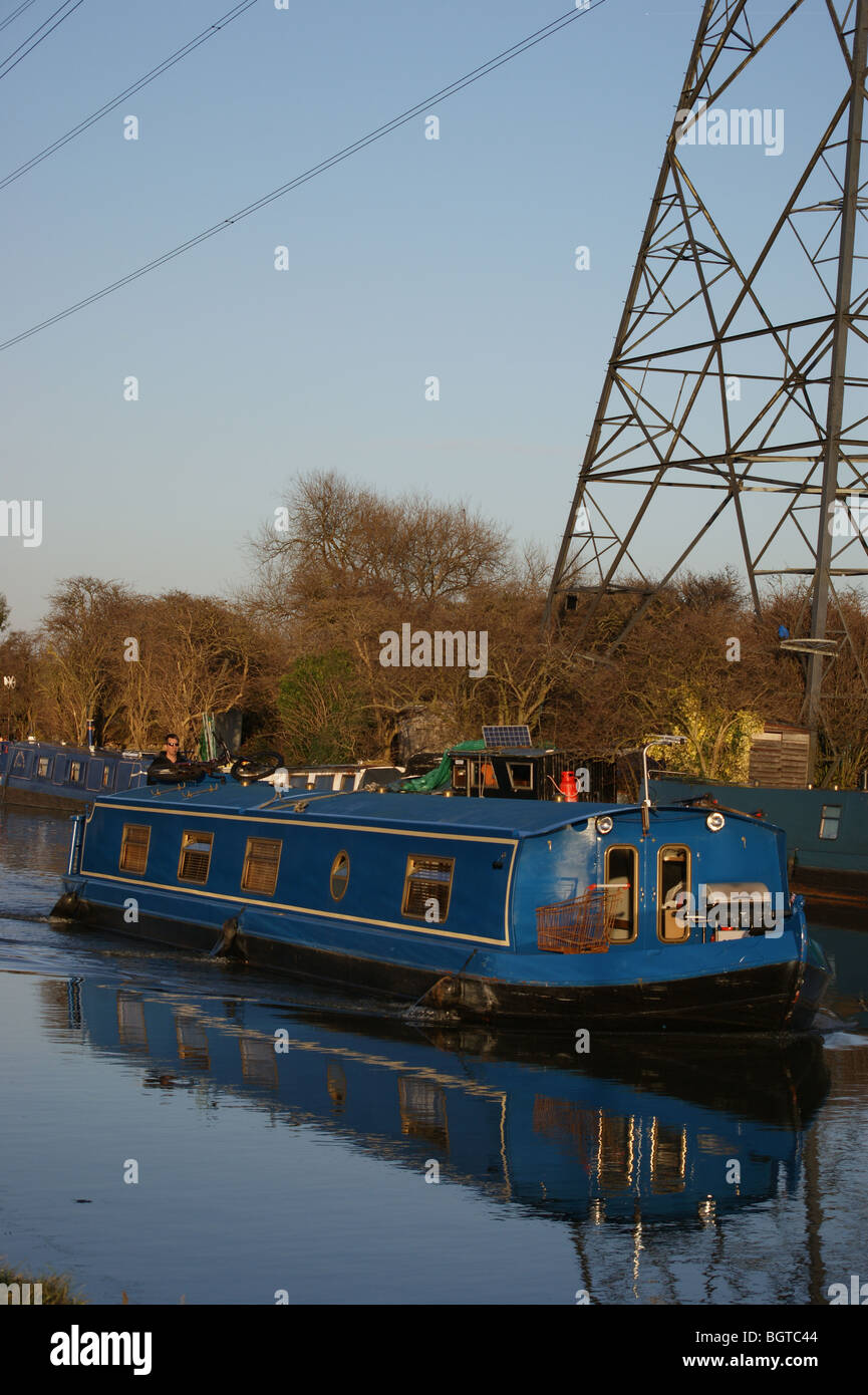 Narrowboat al tramonto sul fiume Lea, Tottenham, Londra, Inghilterra Foto Stock