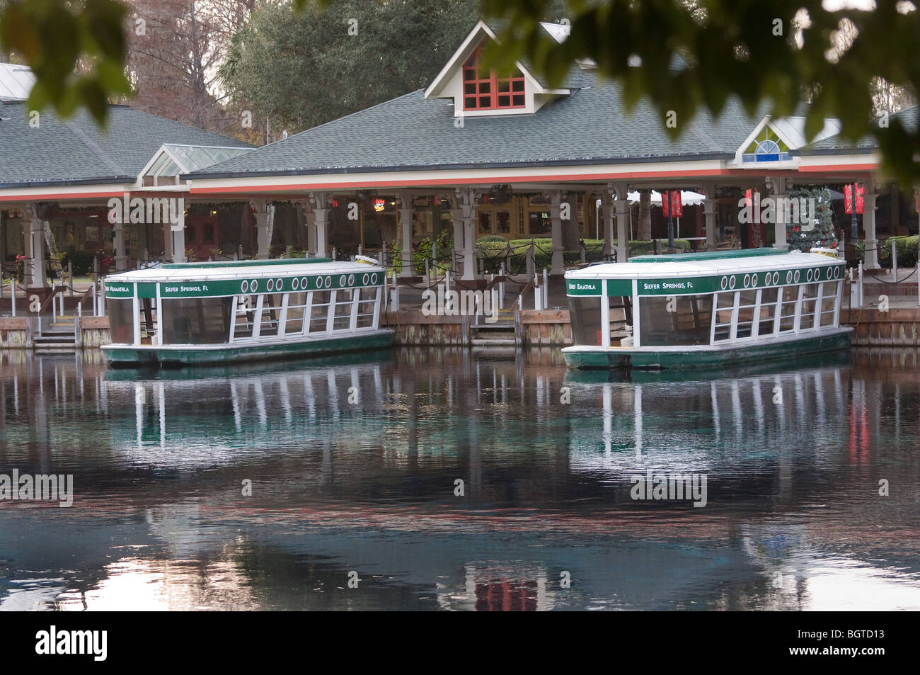 Col fondo di vetro barche e negozi nei dintorni della molla principale al Silver Springs Florida Foto Stock