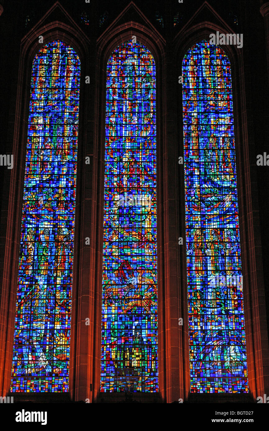 La Western le finestre di vetro macchiate in Liverpool cattedrale anglicana, Merseyside, Regno Unito Foto Stock