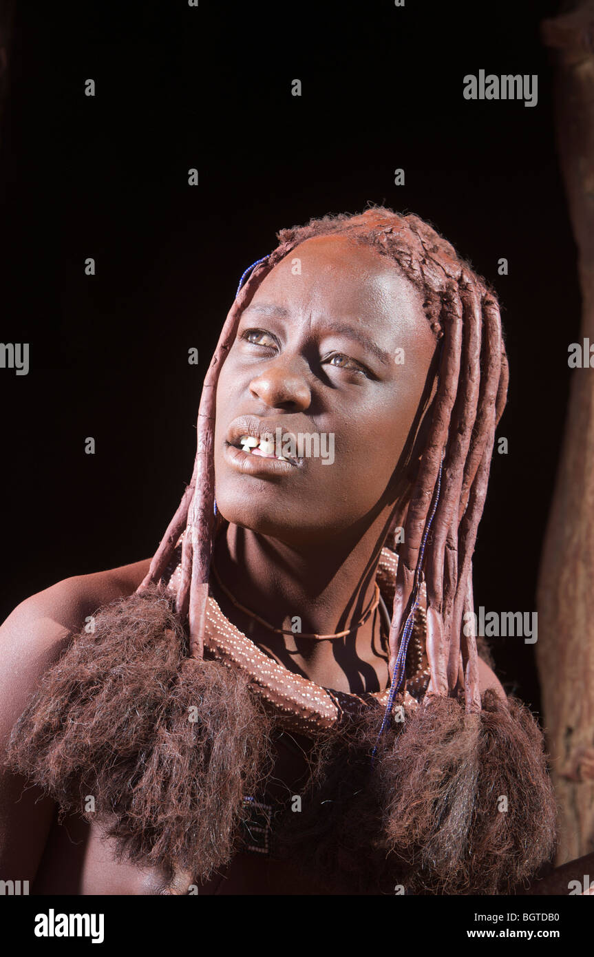 Se il ritratto di una donna Himba mostra capelli adornment, van Zyl contatti area Pass,Kaokoland, Namibia Foto Stock