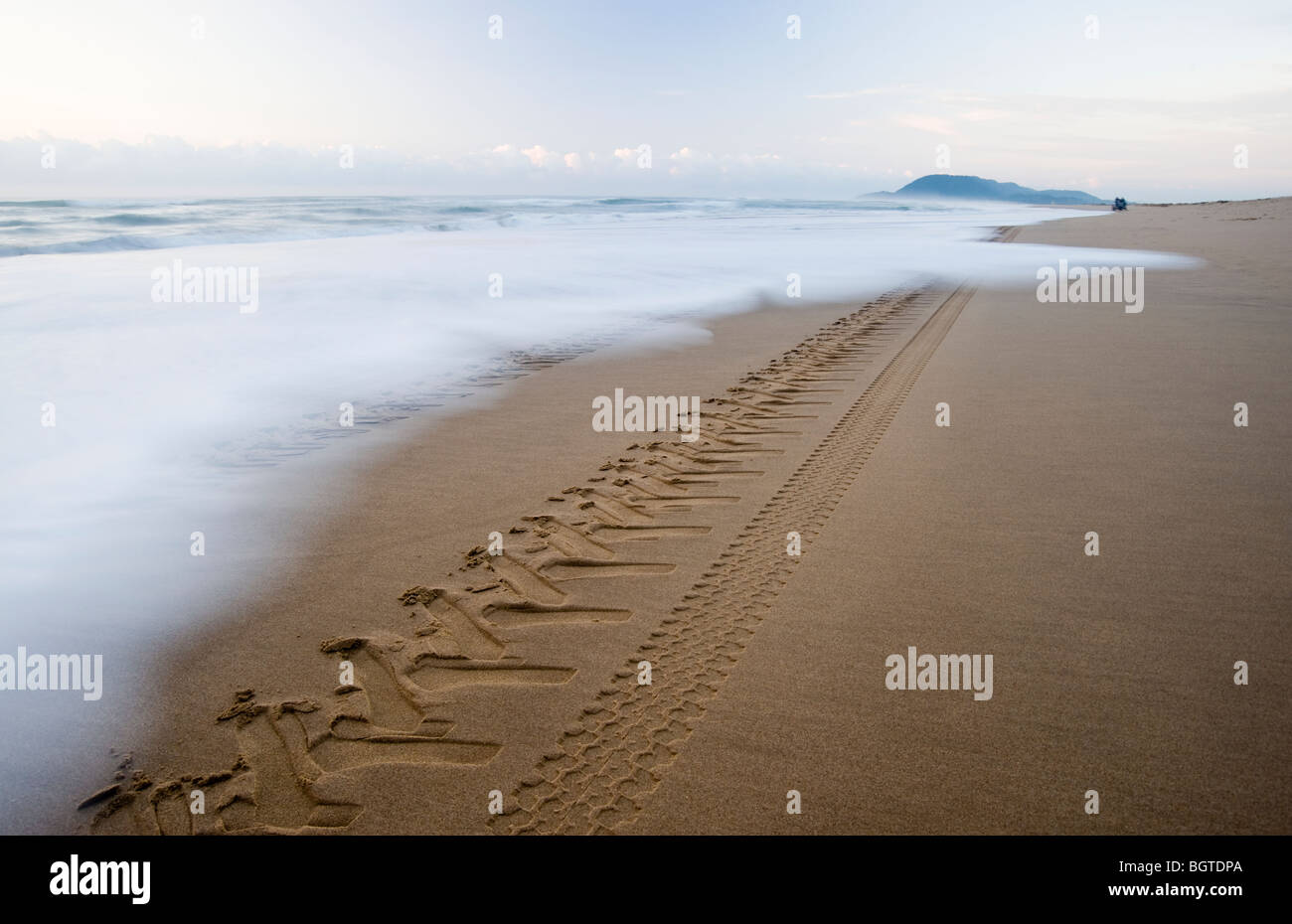Le tracce del veicolo nella sabbia, spiaggia di estuario, St Lucia, Kwazulu-Natal, Sud Africa Foto Stock