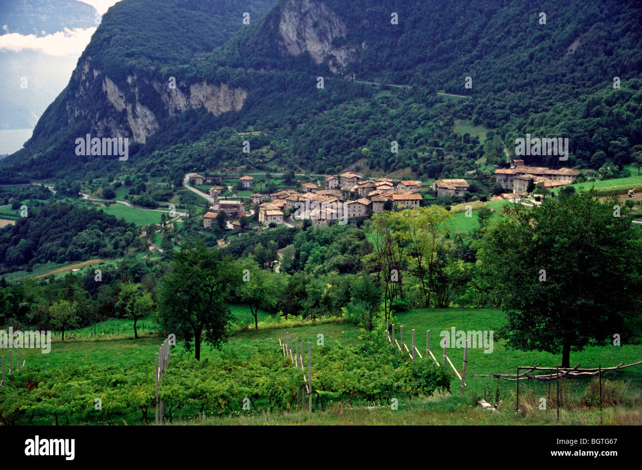 Italien-Gardasee-Gavazzo mit Monte Baldo Lago di Garda Foto Stock