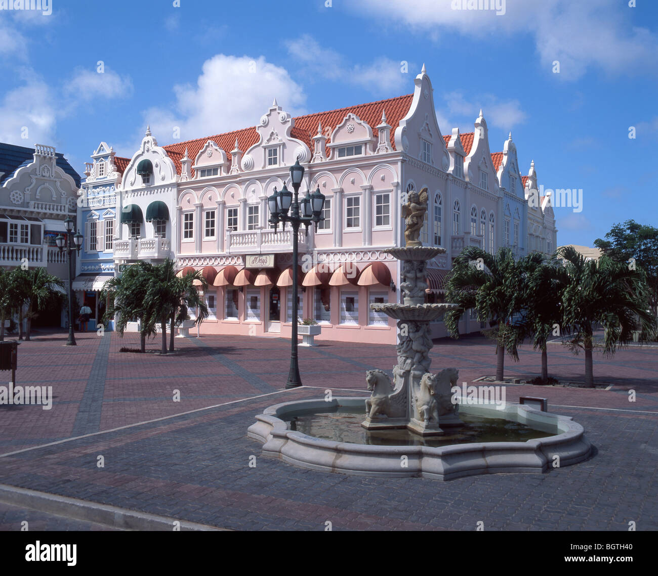 Plaza Daniel Leo che mostra in stile olandese, edifici di Oranjestad, Aruba, dei Caraibi Foto Stock