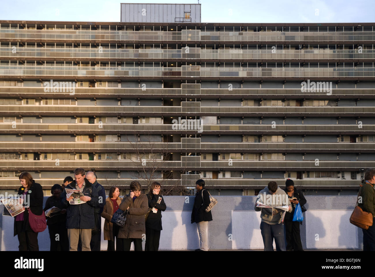 I passeggeri in attesa del treno per arrivare a Elephant e Castle station Foto Stock