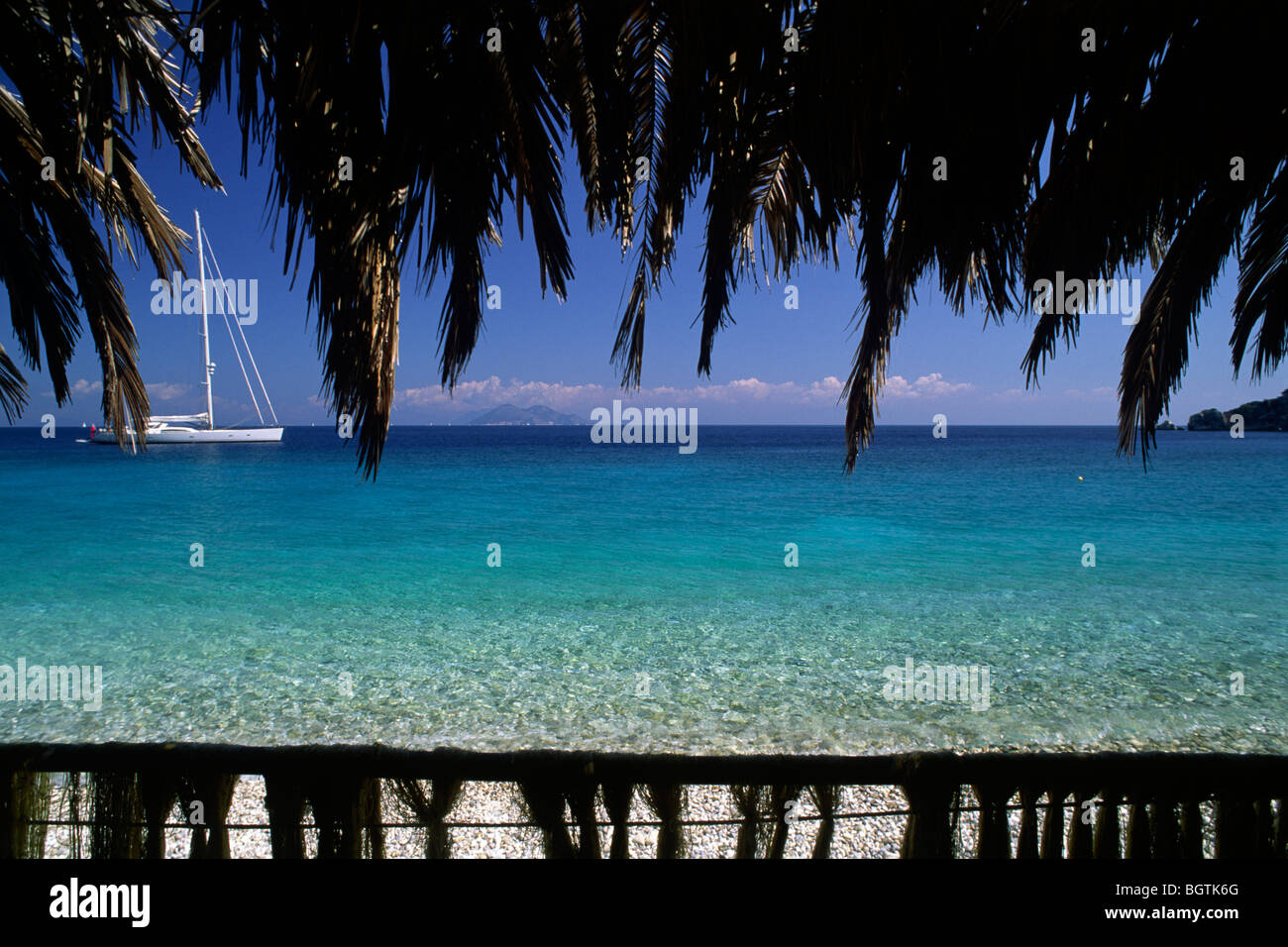Grecia, Isole Ionie, Itaca, spiaggia di Gidaki, caffè sul mare Foto Stock