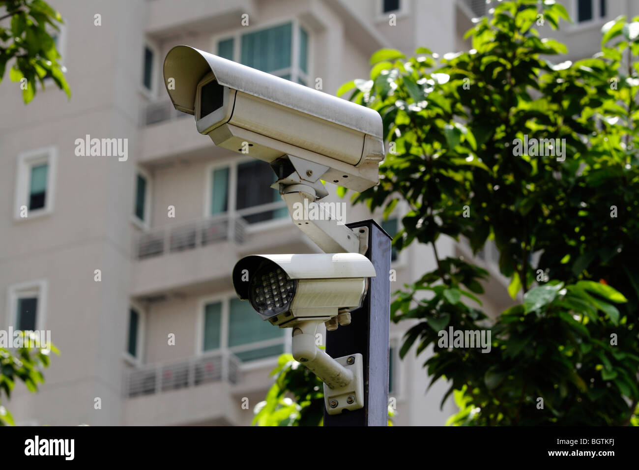 Una videocamera di sicurezza con luce a LED lungo il perimetro di un edificio residenziale Foto Stock