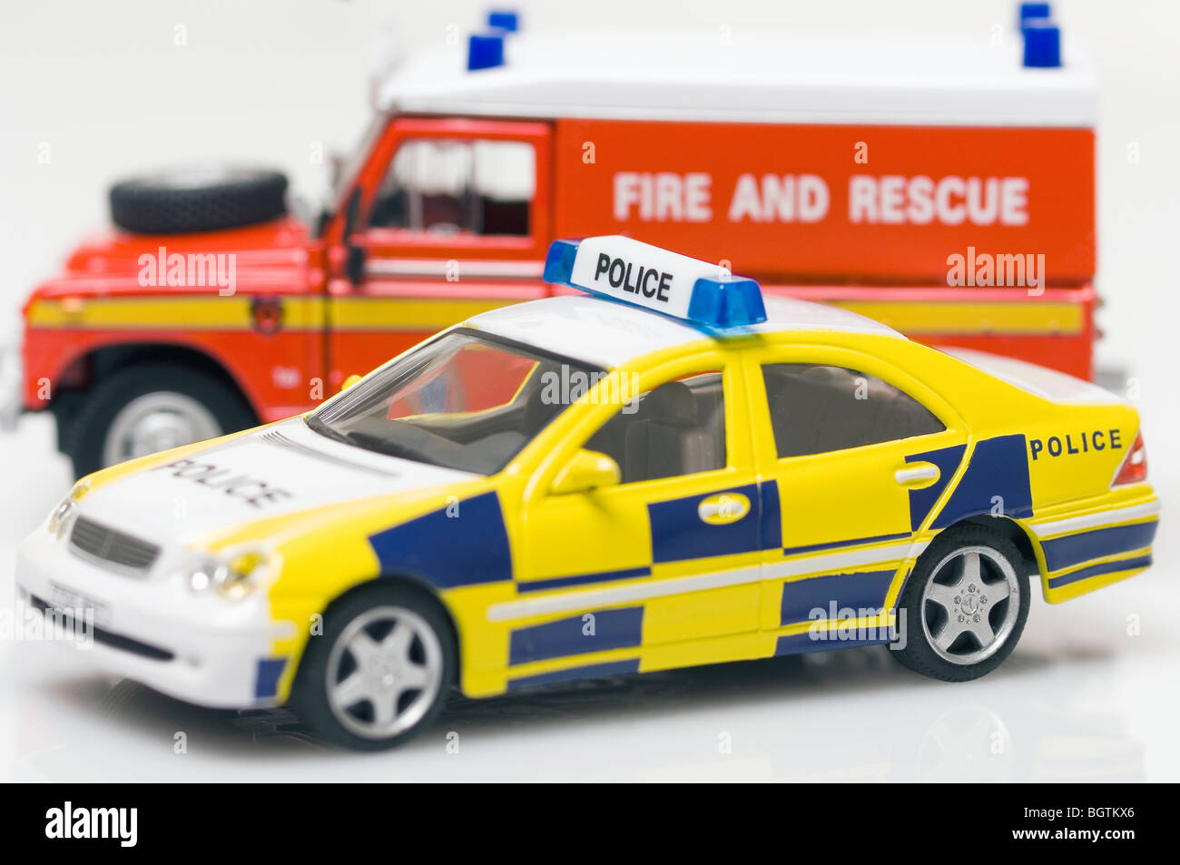 Primo piano dei bambini Toy Police Car e Fire and Rescue Vehicle offuscato in background Foto Stock