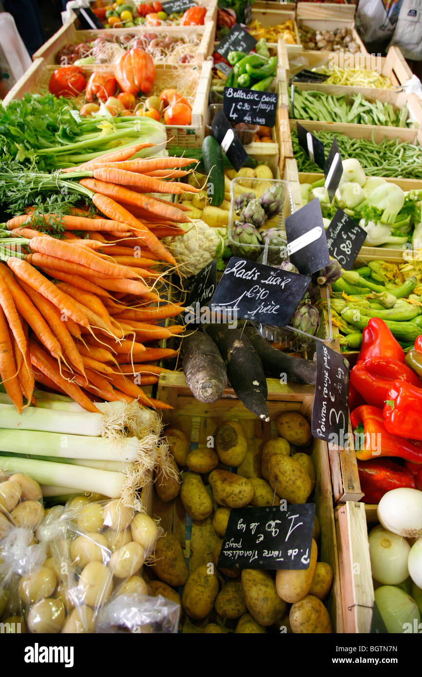 Pressione di stallo di verdure alla Cours Massena mercato nella città vecchia, Antibes, Alpes Maritimes, Provenza, Francia. Foto Stock