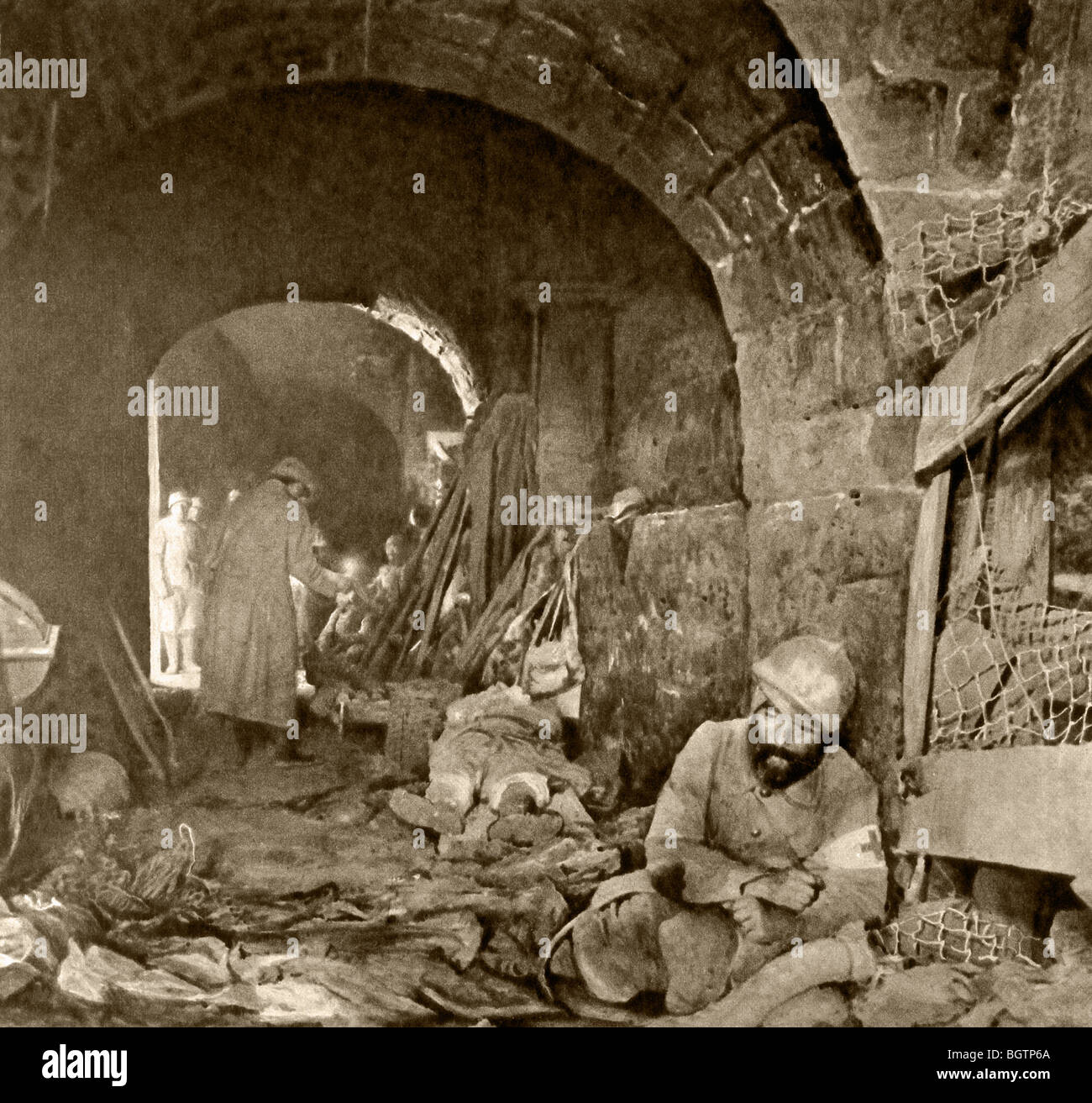 Scena all'interno di Fort de Vaux, Verdun, dopo che esso è stato ripreso dai tedeschi. Soldati feriti. Foto Stock