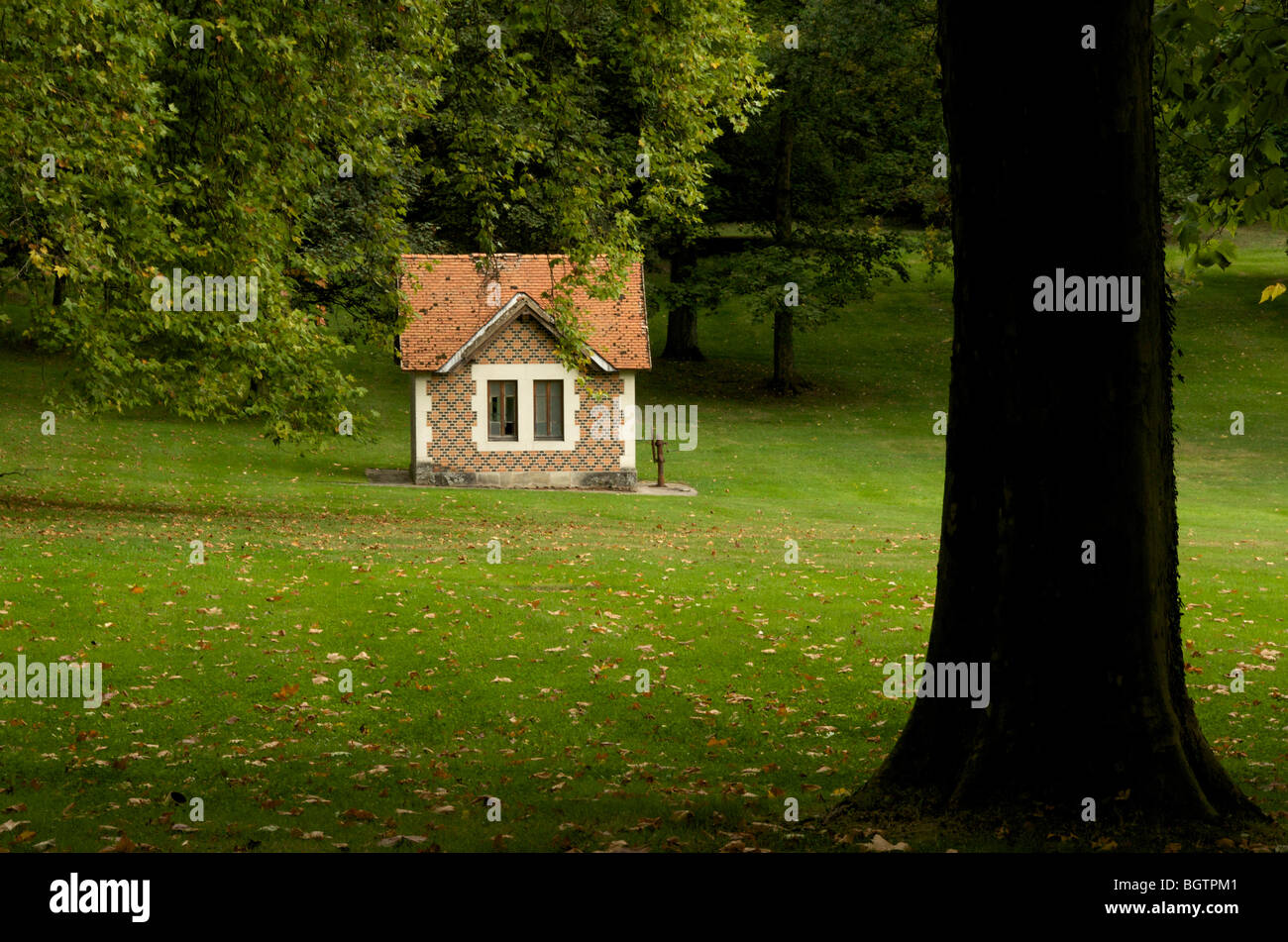Piccola casa isolata in un parco. Foto Stock
