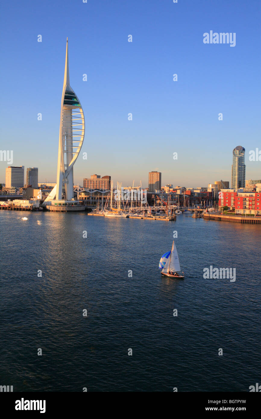 La Spinnaker Tower e parte del porto di Portsmouth e waterfront nella luce della sera. Hampshire, Inghilterra. Foto Stock