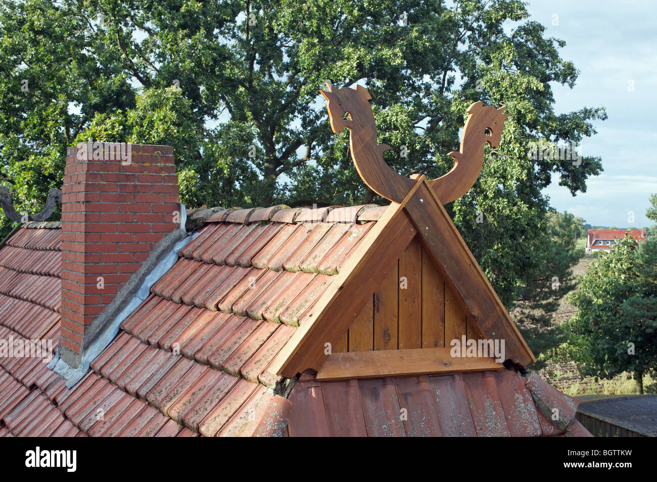 Cavallo di legno dettagli sul tetto di un fienile, Strohen, Wagenfeld, Bassa Sassonia, Germania. Foto Stock