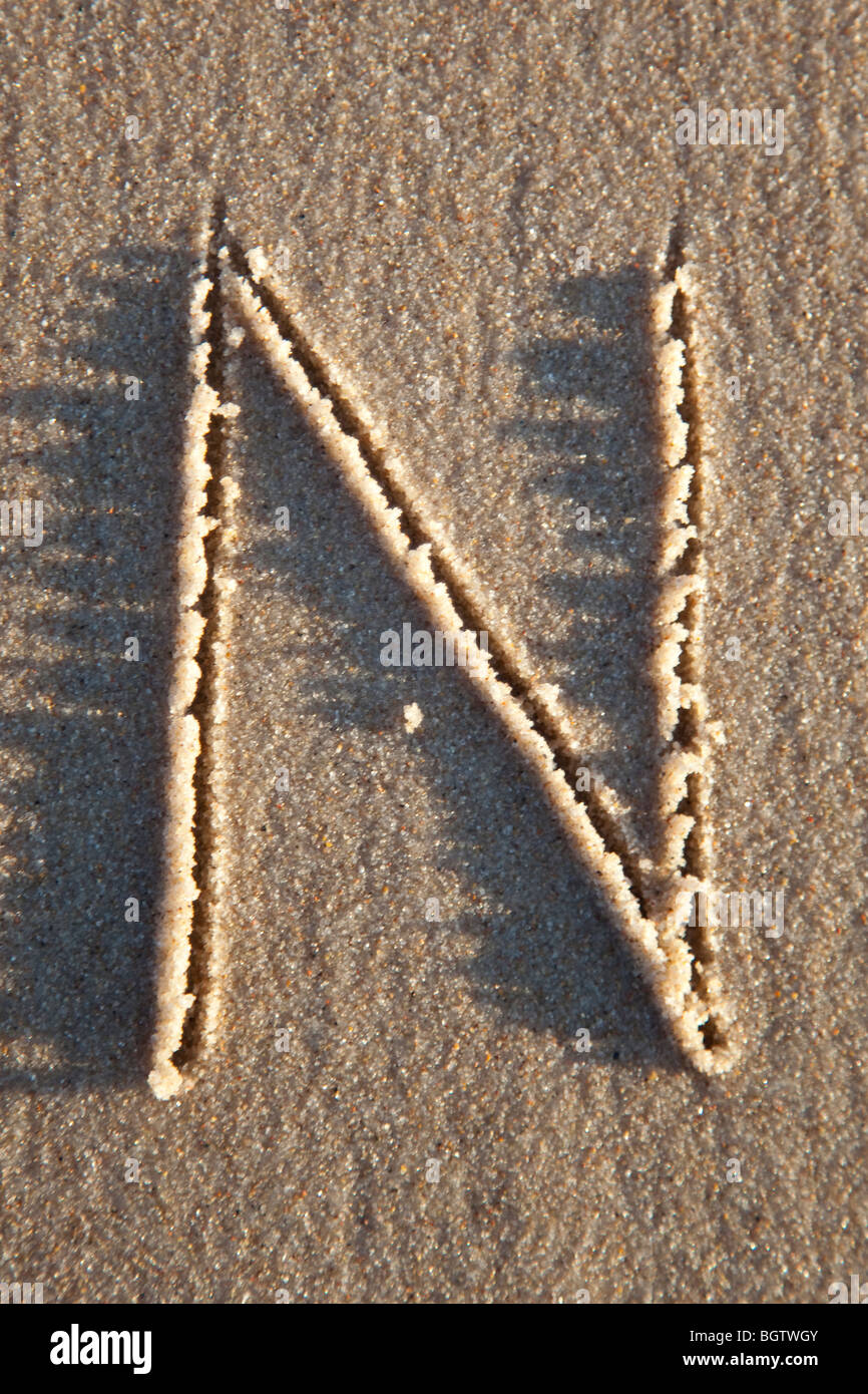 La lettera ha scritto sulla sabbia bagnata Foto Stock