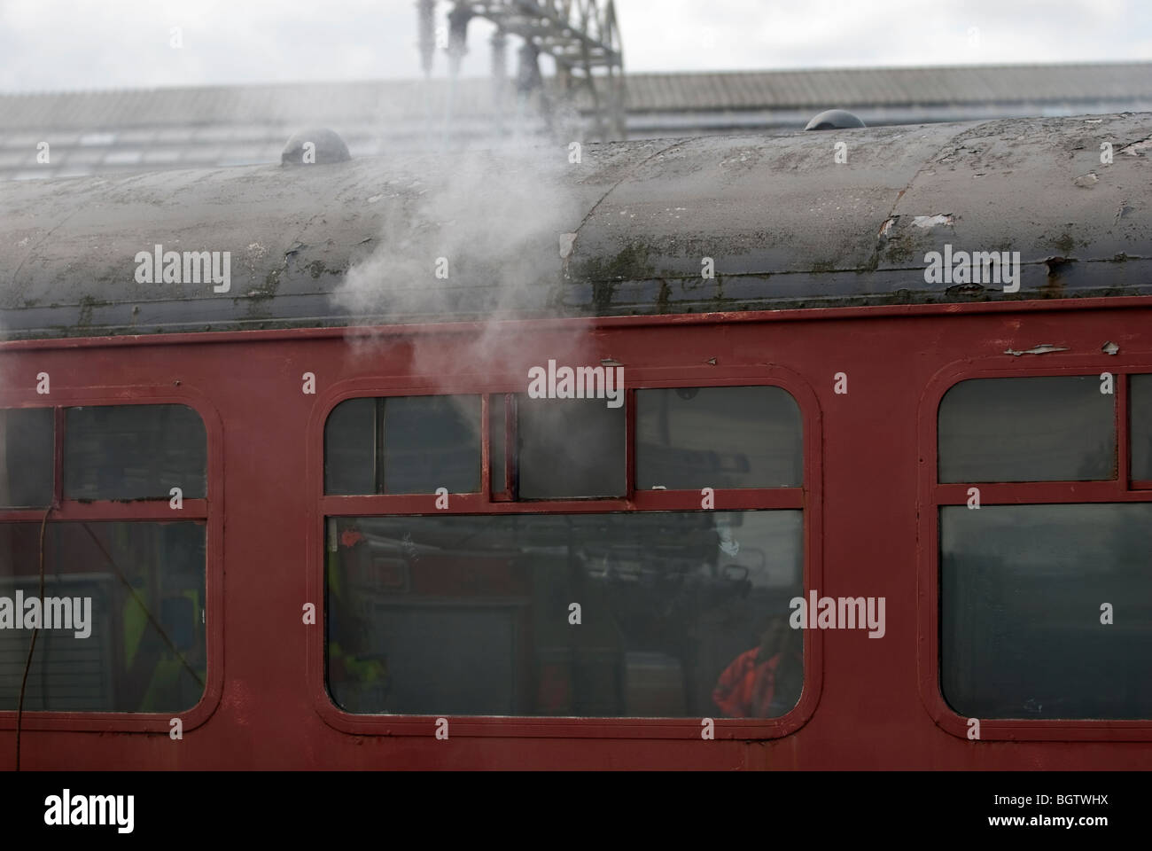 Emissione di fumo dal treno ferrovia sul fuoco Foto Stock