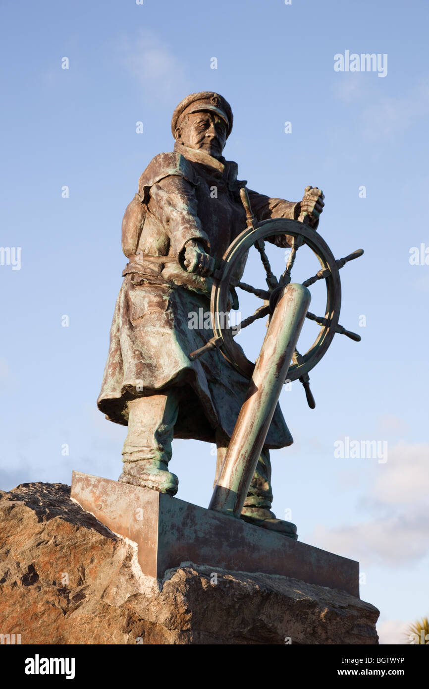 Statua di Richard (Dic) Evans cetriolo fuori Moelfre RNLI Seawatch Visitor Center. Moelfre, Anglesey, Galles del Nord, Regno Unito Foto Stock
