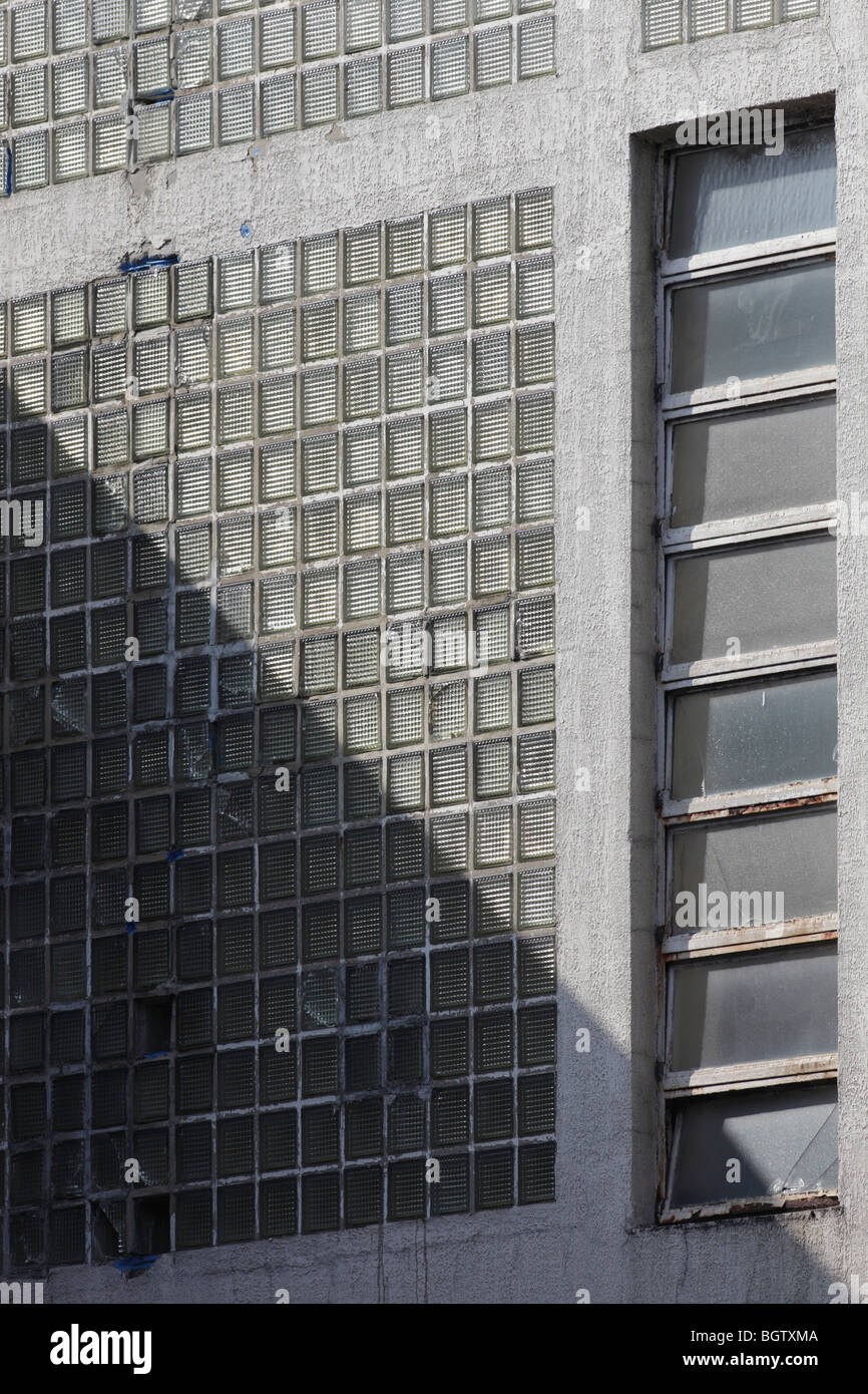 Mattoni in vetro e finestre in elevazione posteriore, finsbury centro salute Foto Stock