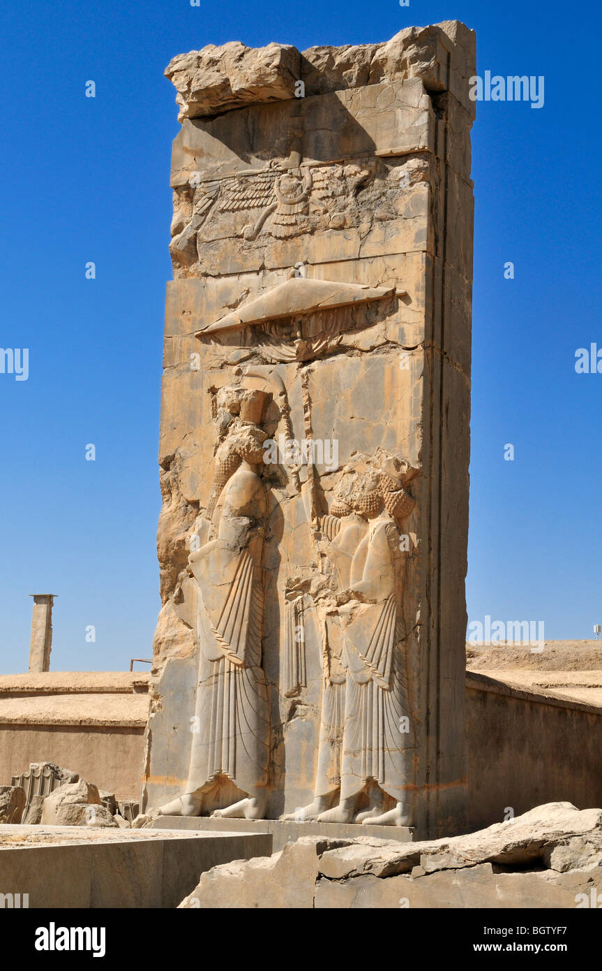 Bassorilievo con dio Ahuramazda a achemenide sito archeologico di Persepolis, Sito Patrimonio Mondiale dell'UNESCO, la Persia, Iran, come Foto Stock