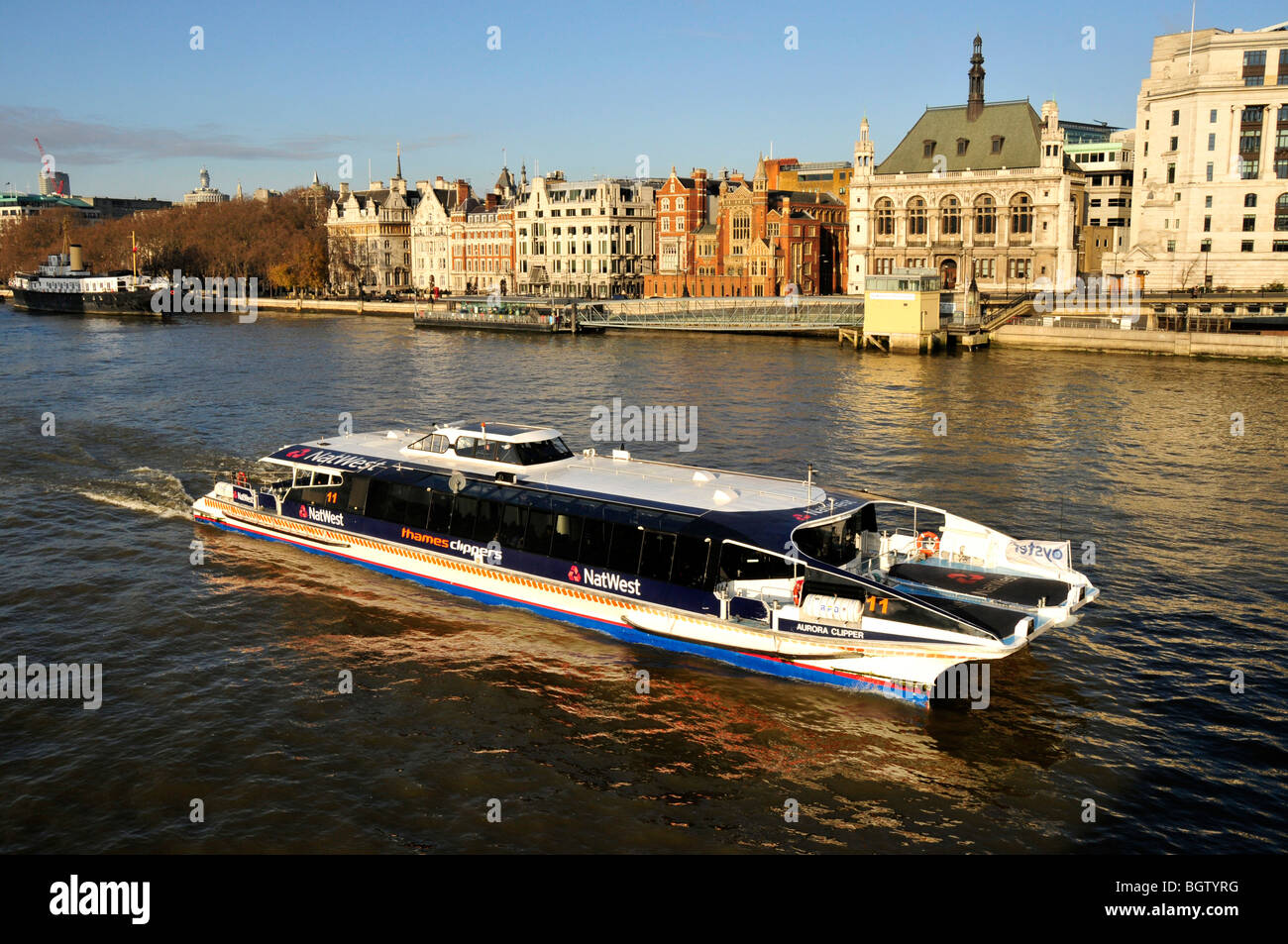 Nave passeggeri sulle rive del Tamigi, London, England, Regno Unito, Europa Foto Stock