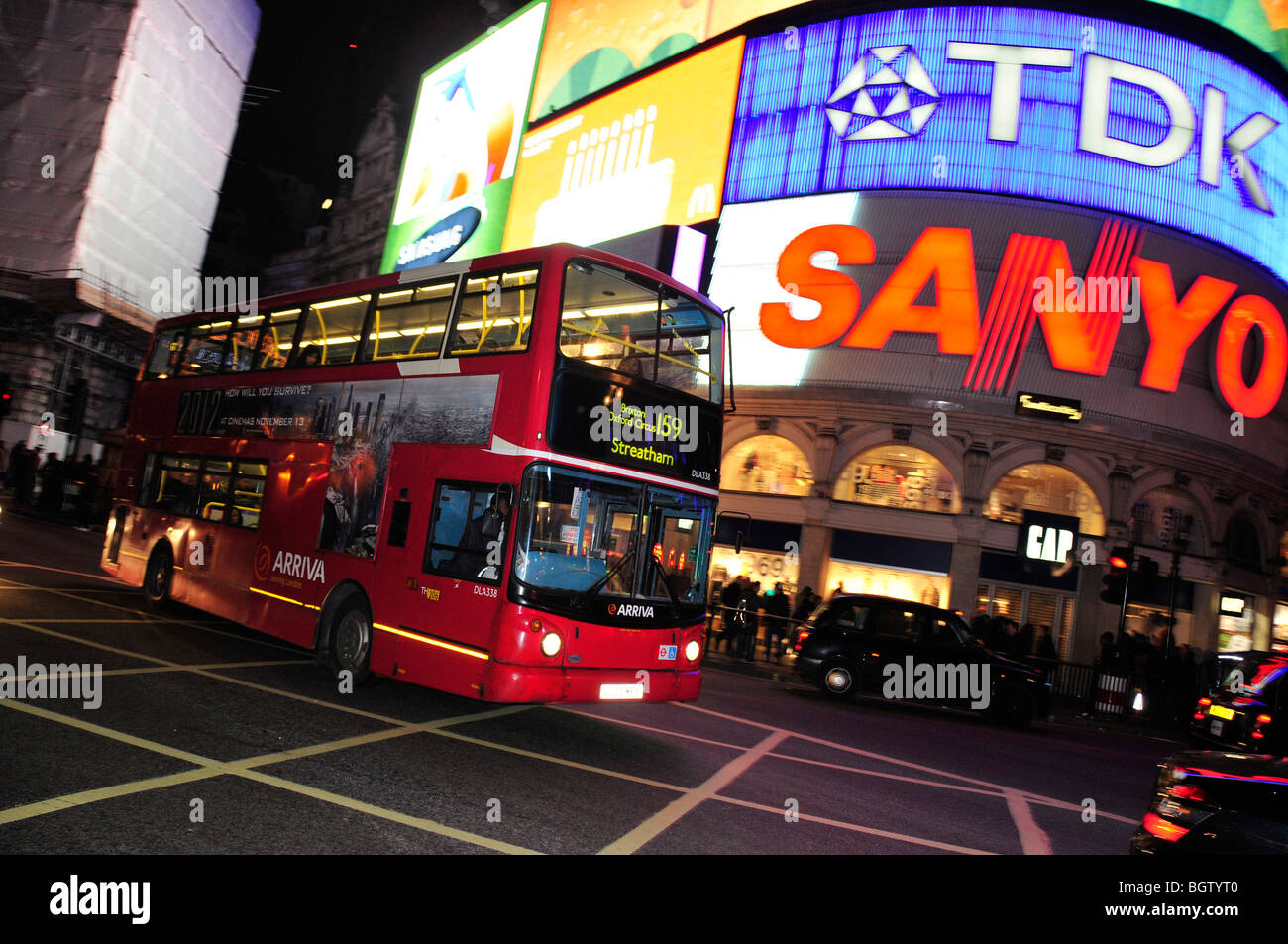 Red double-decker bus davanti l'insegna al neon a Piccadilly Circus a Londra, Inghilterra, Regno Unito, Europa Foto Stock