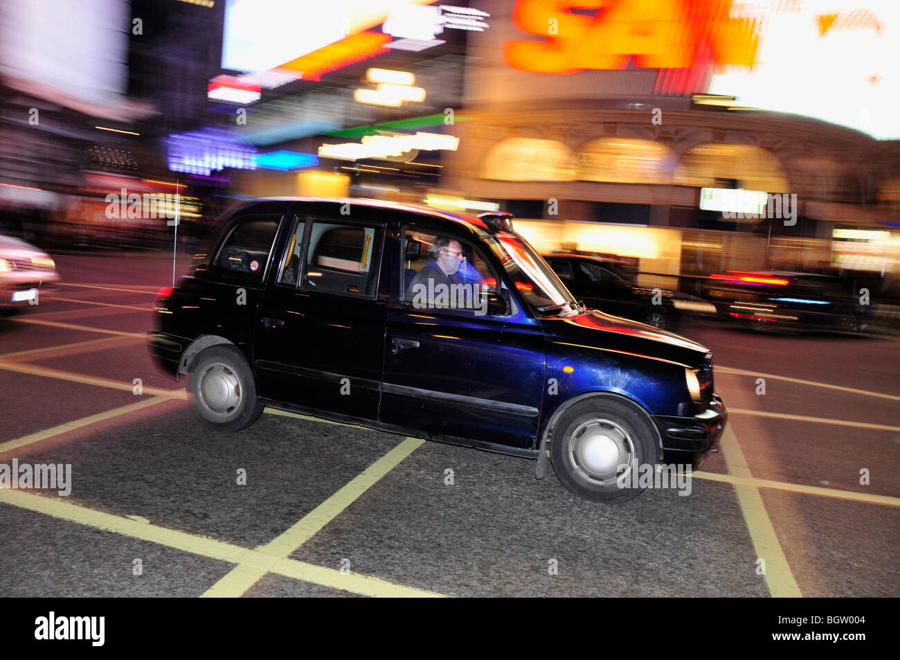 Taxi a Piccadilly Circus a Londra, Inghilterra, Regno Unito, Europa Foto Stock