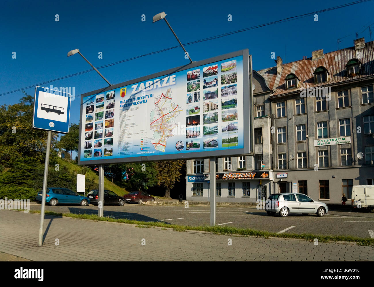 Informazioni turistiche segno / mappa presso la fermata su una strada / high street nella città polacca di Zabrze. Slesia. La Polonia. Foto Stock