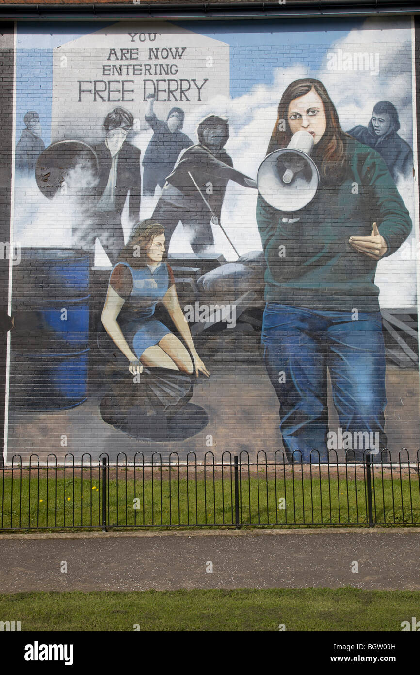 Il murale di guai in Derry/Londonderry mostra libera derry segno e il modo in cui l'allarme è stato sollevato durante i guai con Foto Stock