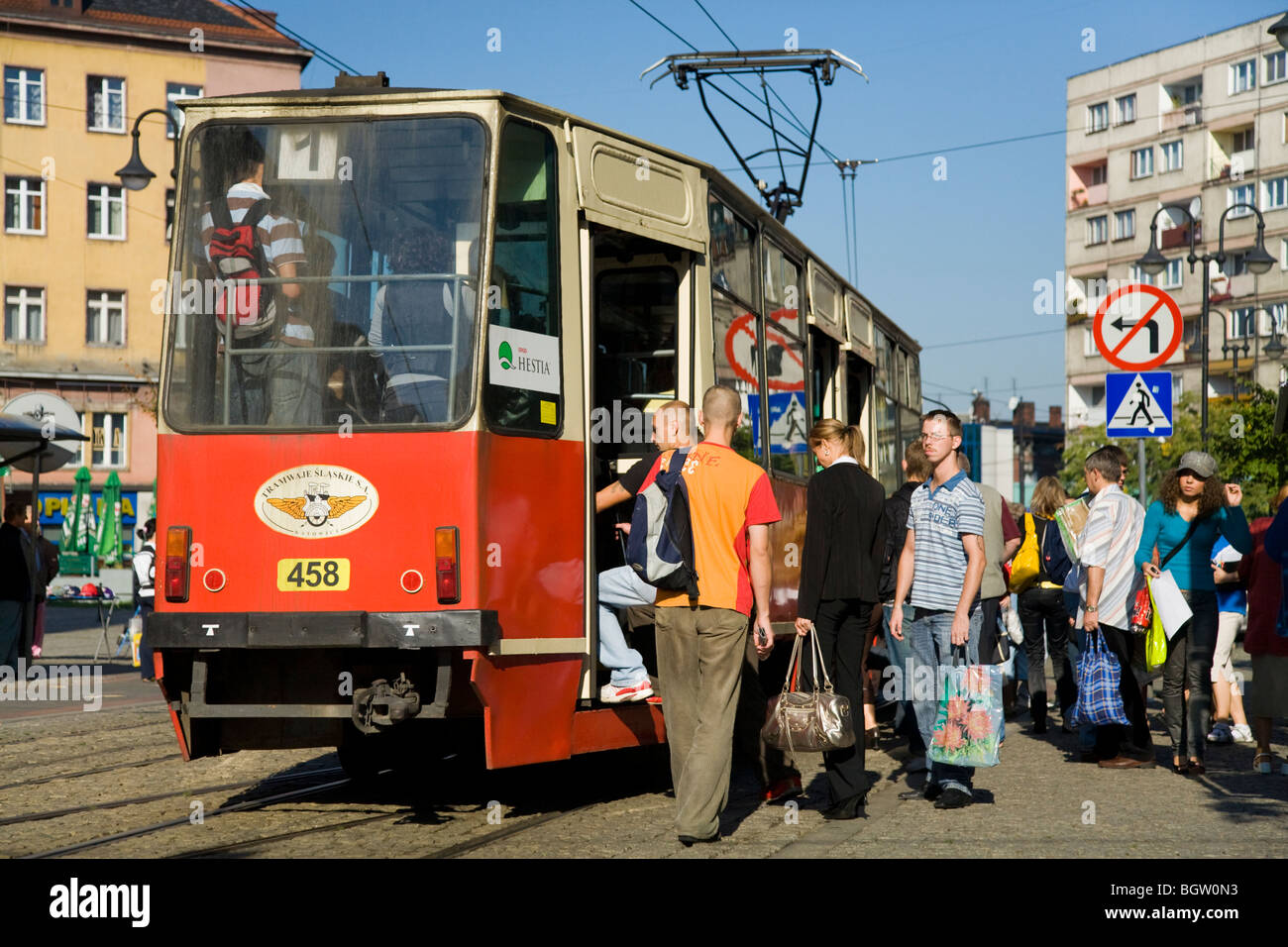 I passeggeri di salire a bordo di un tram in centro città di Zabrze, Slesia. La Polonia. Foto Stock