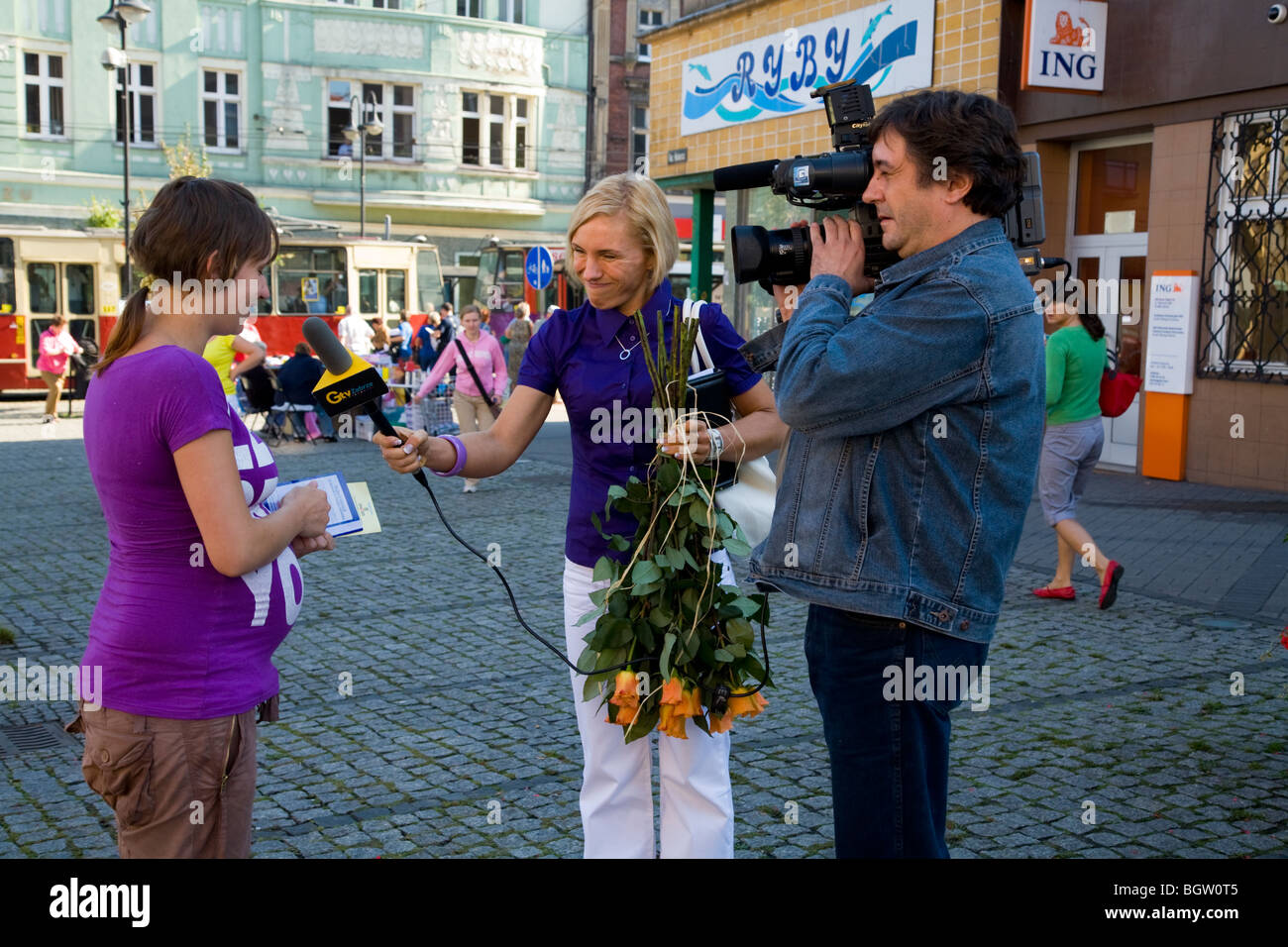 Il polacco troupe televisiva catturare le donne in stato di gravidanza a un pubblico informazioni / consulenza sanitaria roadshow per tagliare il consumo di alcol. La Polonia. Foto Stock