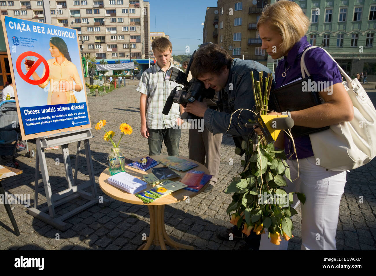 TV polacco equipaggio riprese presso un pubblico informazioni / consulenza sanitaria roadshow per tagliare il consumo di alcool da parte di donne in stato di gravidanza. La Polonia. Foto Stock