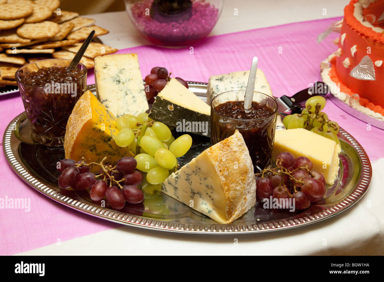 Diversi tipi di uva e formaggi su una piastra Foto Stock