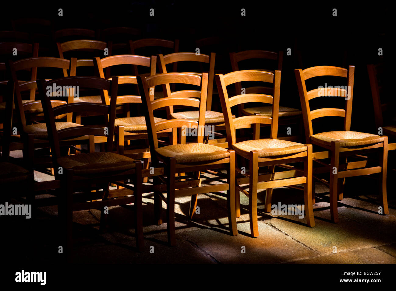 Illuminata fila di sedie, Trequier, Bretagna, Francia, Europa Foto Stock