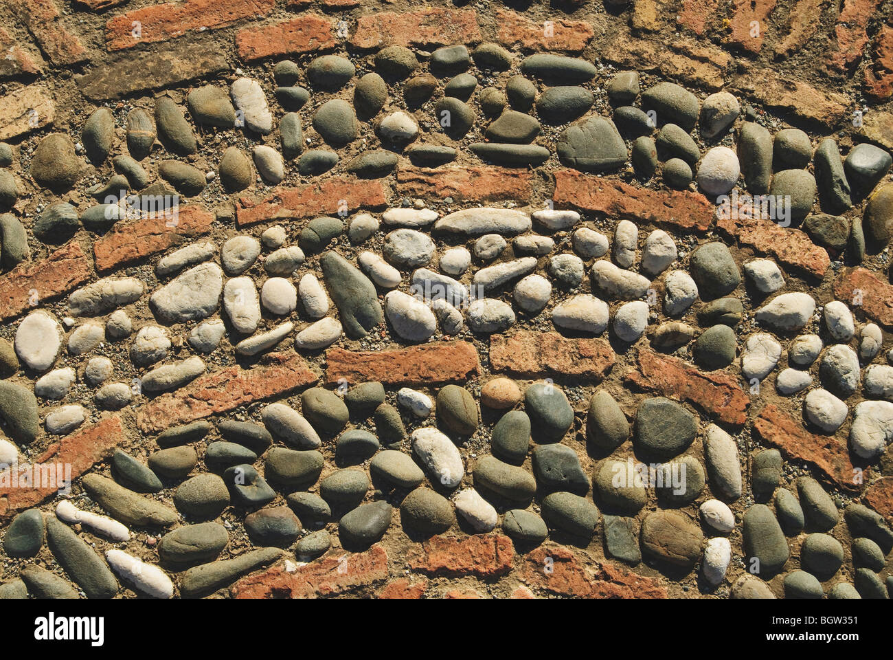 Finestre Rotte E Condizionatori D'aria Su Un Muro Bianco Di Mattoni Di Un Hotel Abbandonato Sulla Parete Bianca Image257000932 - Foto 2