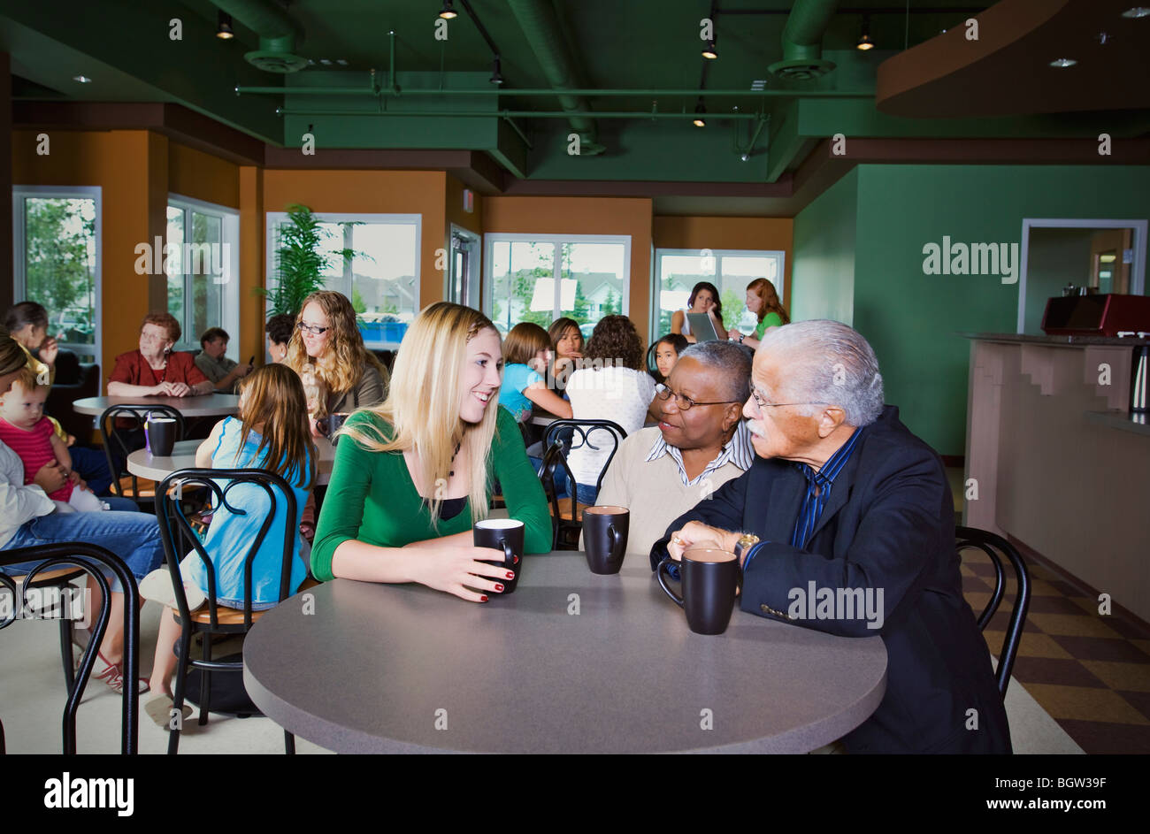 Persone in chat in cafe Foto Stock
