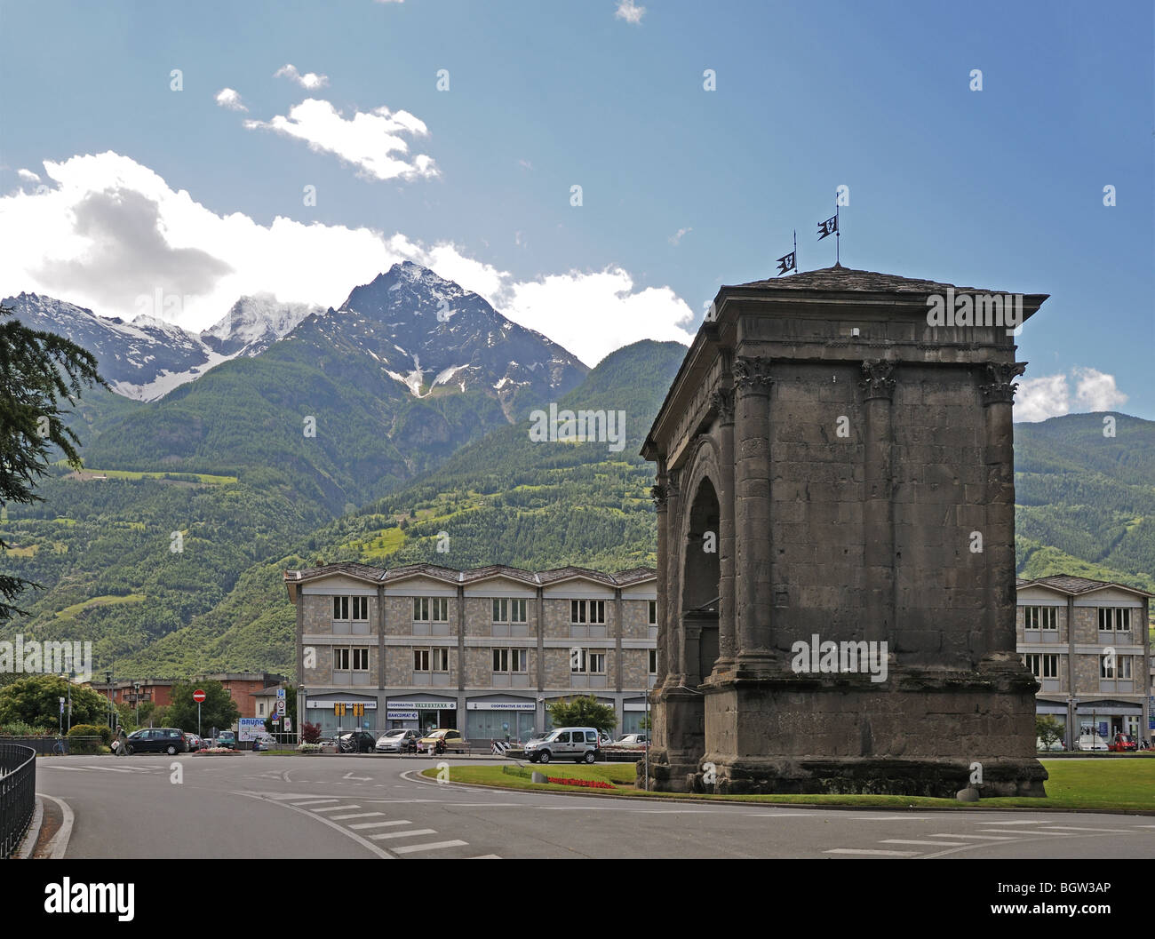 Arco di Augusto arco romano a ingresso orientale a Aosta Italia con cime alpine in distanza Foto Stock