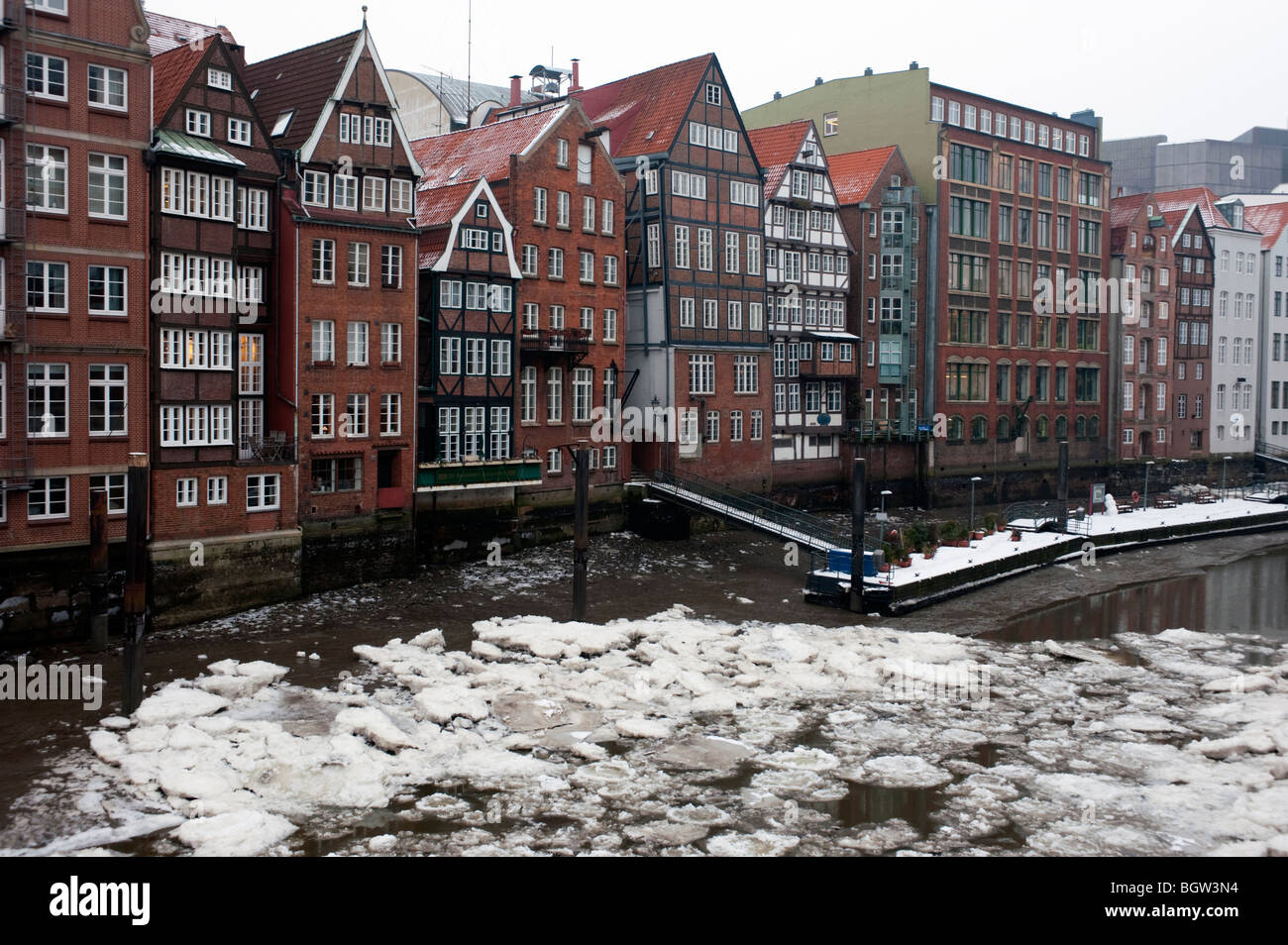 Amburgo; congelate canali durante il periodo invernale in Nikolaifleet del distretto di Amburgo Germania Foto Stock
