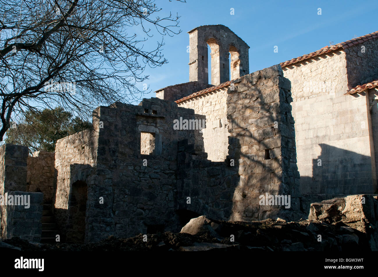 Romanica del XII secolo la chiesa Saint Etienne d'Issensac, Herault, Francia meridionale Foto Stock