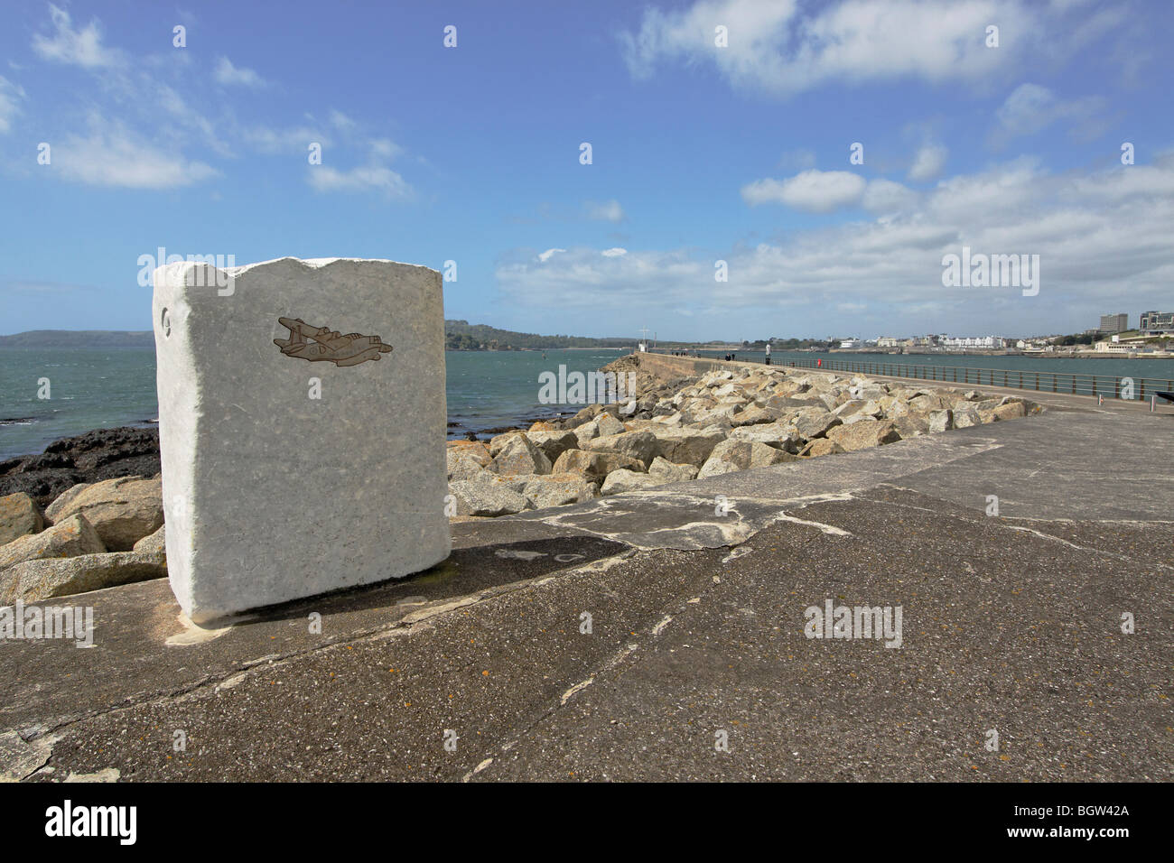 Un monumento eretto sul Monte Batten frangiflutti, Plymouth Devon, Inghilterra. Questa è in memoria del Sunderland imbarcazioni battenti. Foto Stock