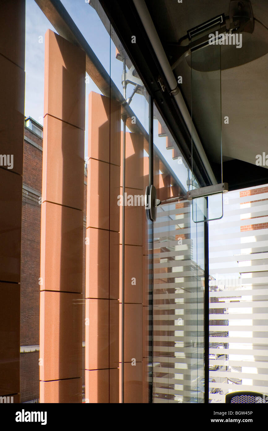 Ucl cancer institute: Paul O'Gorman edificio. Dettaglio interni di terracotta louvres e fissando lo sguardo. Foto Stock
