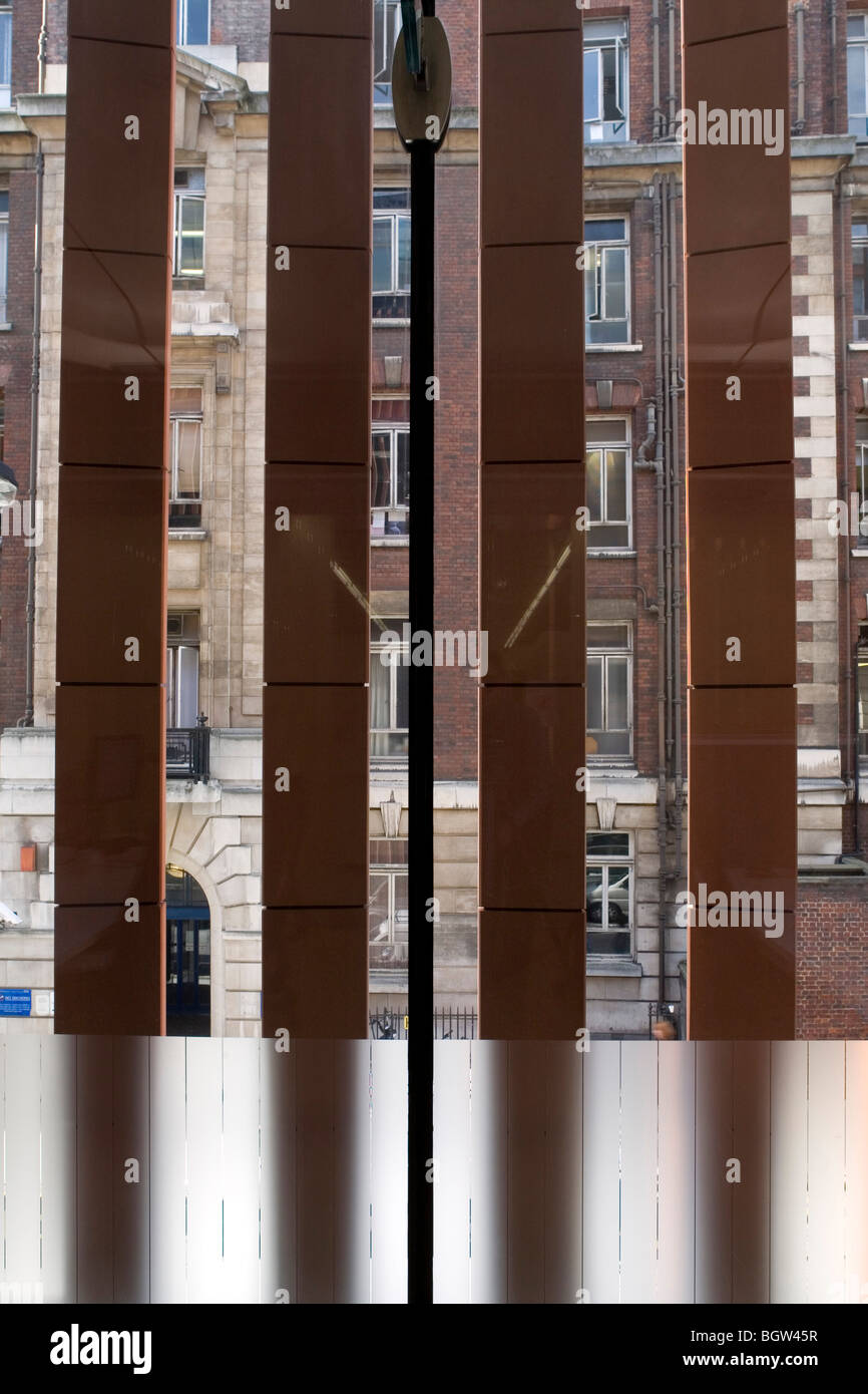 Ucl cancer institute: Paul O'Gorman edificio. Dettaglio interni di terracotta louvres e fissando lo sguardo. Foto Stock