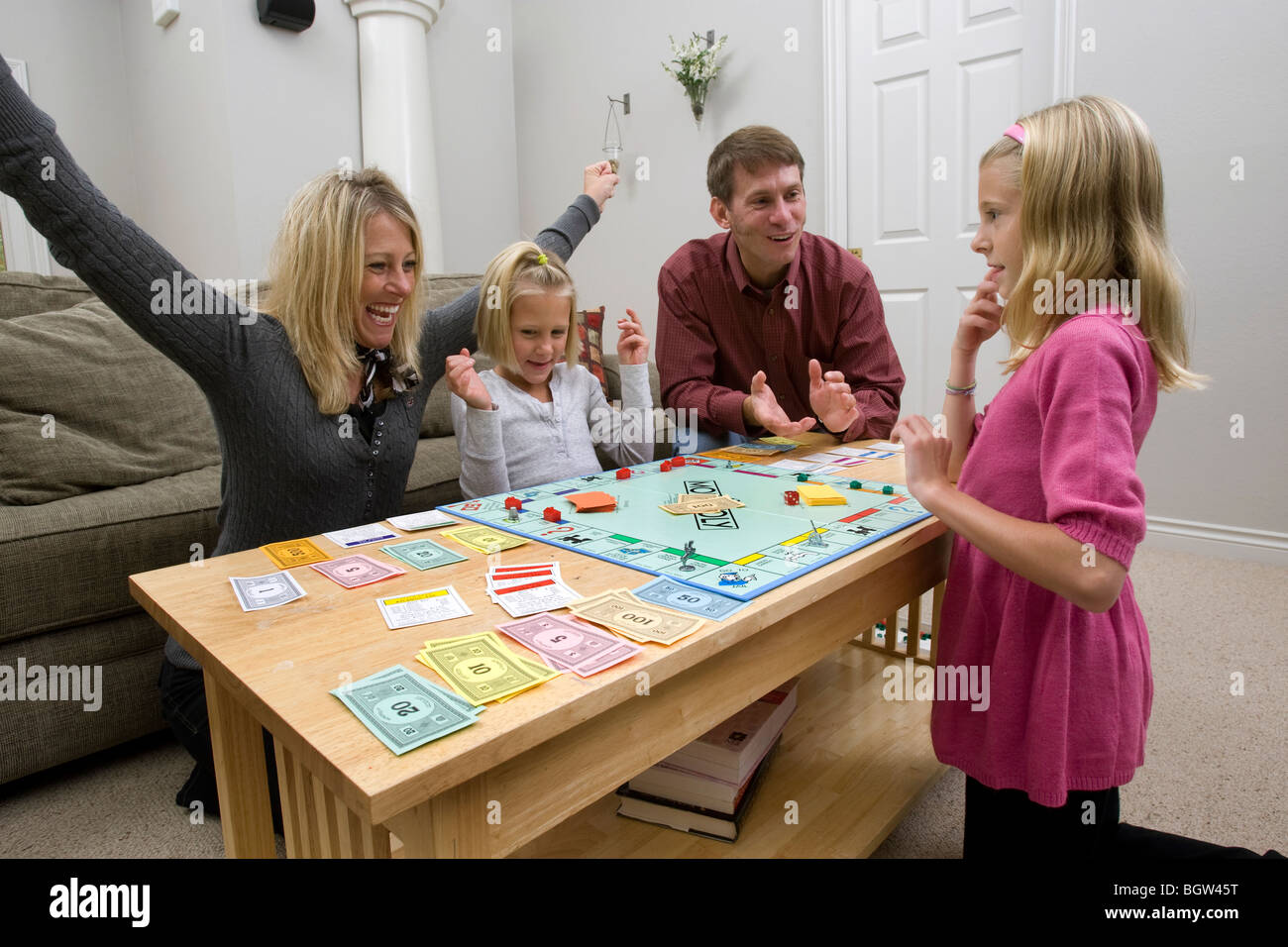 Famiglia giocare gioco di bordo, monopolio Foto Stock