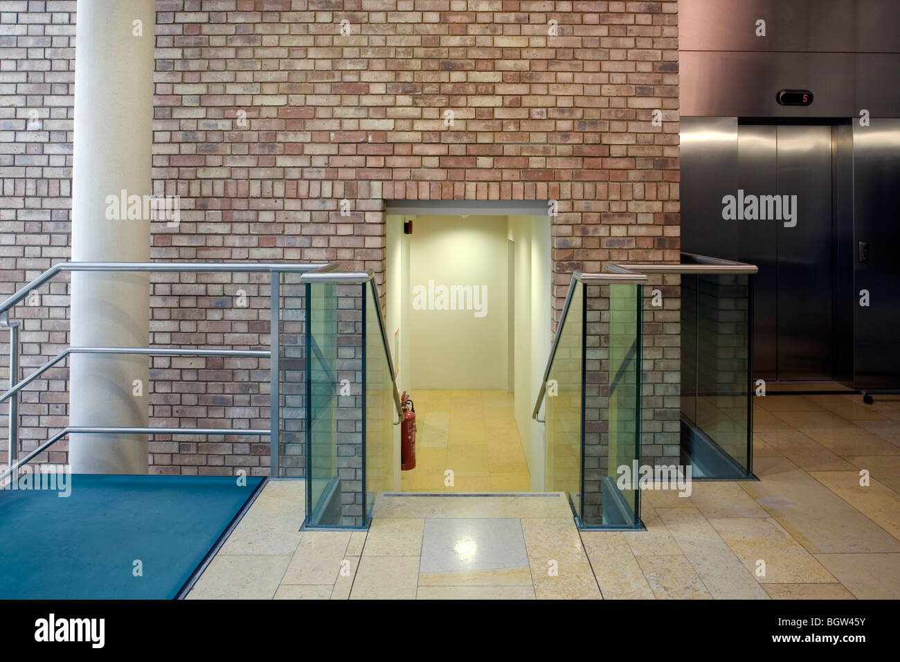 Ucl cancer institute: Paul O'Gorman edificio. dettaglio del secondo piano atrio e ascensore. Foto Stock